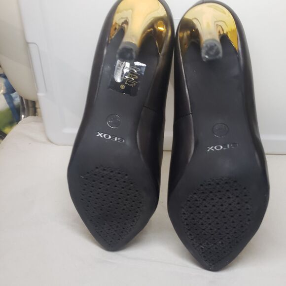 Geox Black and Gold Pumps
Sz 37
scuffs on heels (see pix)
Gently worn
JJJ - Picture 4 of 7